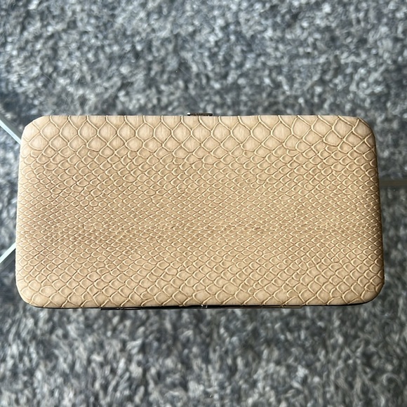 NWT Beige Python Snakeskin Embossed Clasp Cluth - Picture 2 of 10